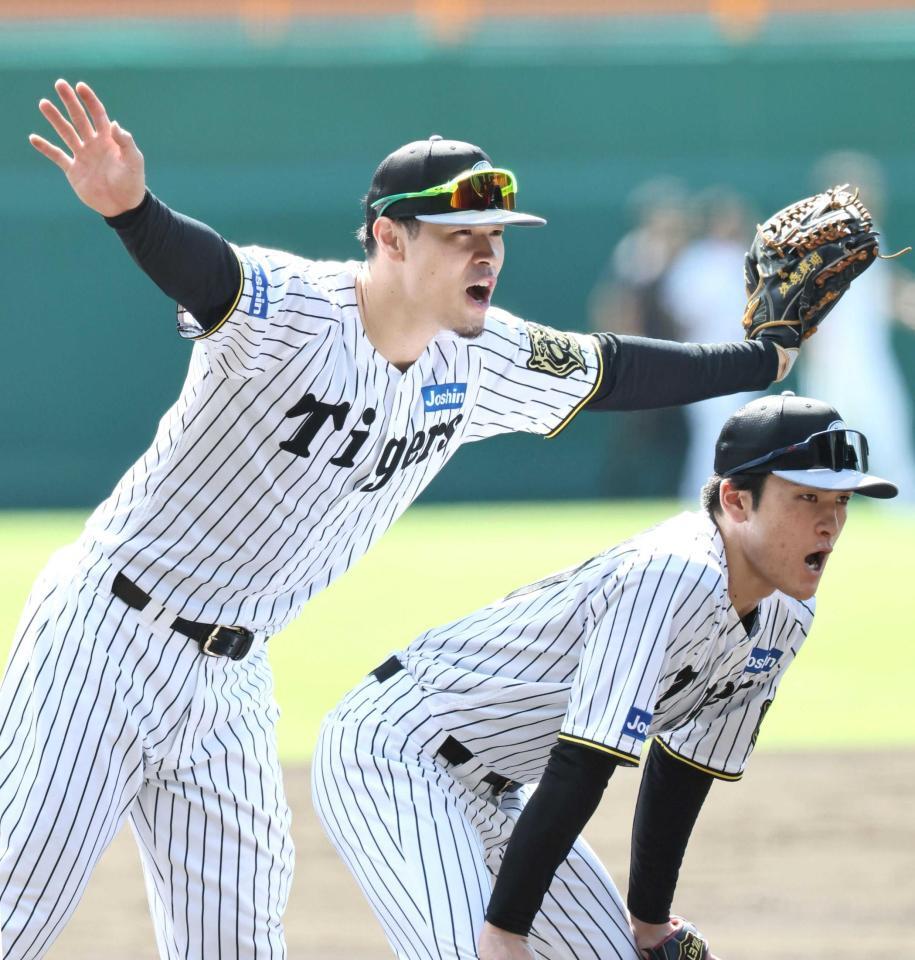 　シートノックで声を出す佐藤輝（左）と高寺（撮影・田中太一）