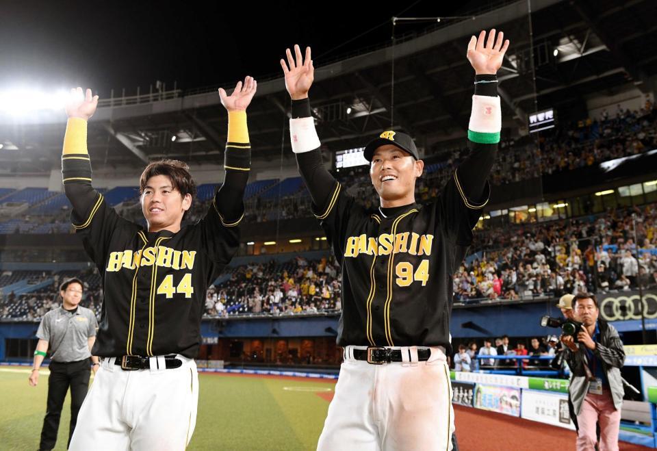 　ヒーローインタビュー後に梅野（左）とファンの声援に応える原口＝１９年６月４日