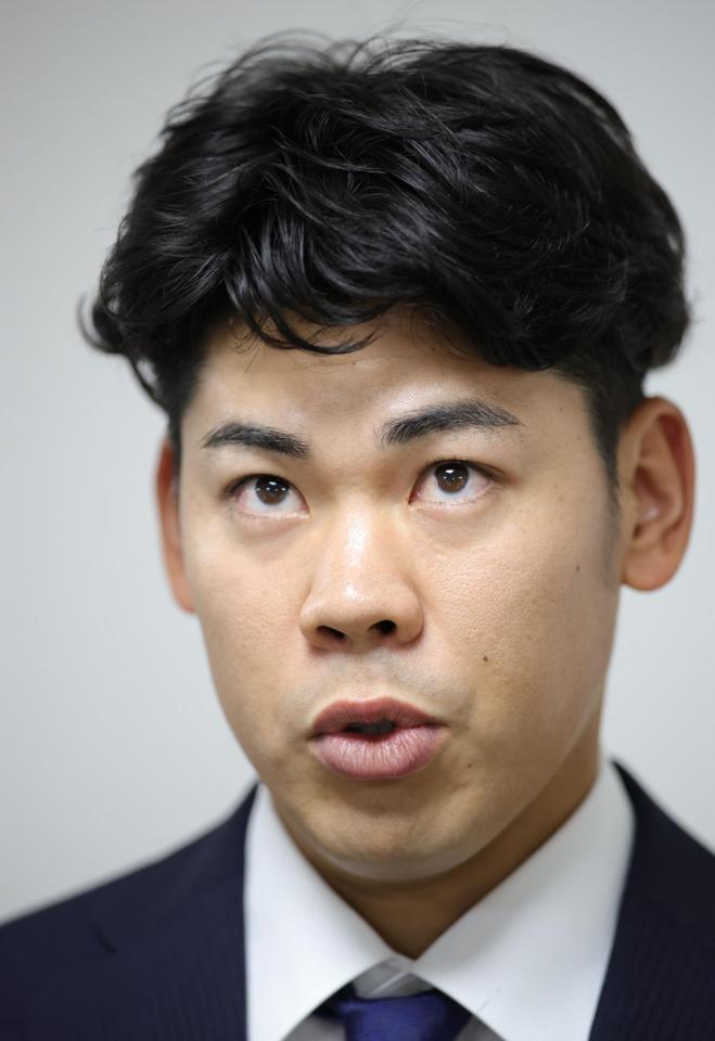 　戦力外通告を受け、心境を語る鈴木（撮影・坂部計介）
