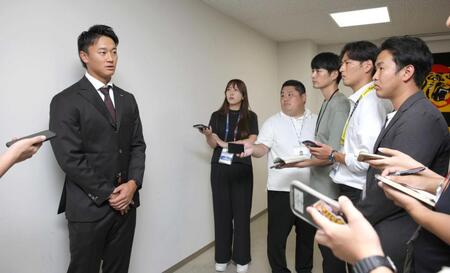 　報道陣の取材に応じる森木