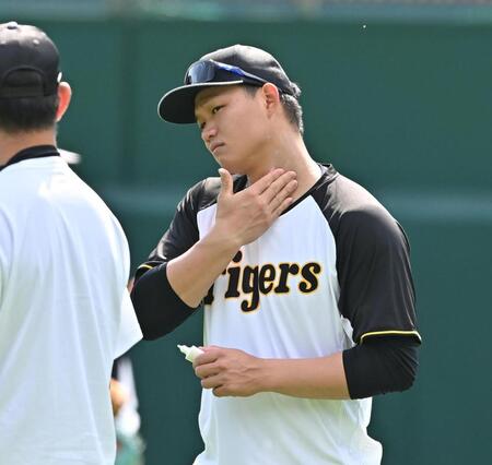 　クリーム塗る森下（撮影・西田忠信）