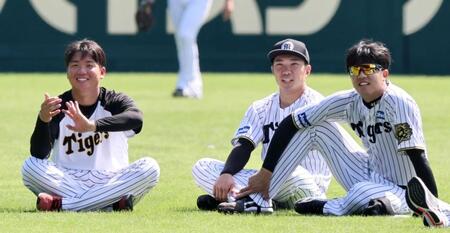 　投内連係を見る（左から）村上、石井、才木（撮影・田中太一）