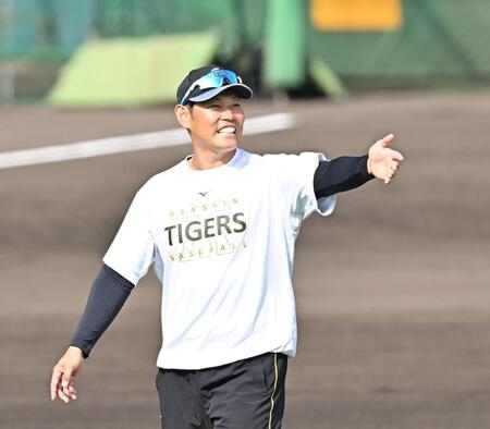 【写真】感慨深げに握手 阪神・原口が“チーム帝京”のメンバーにあいさつ