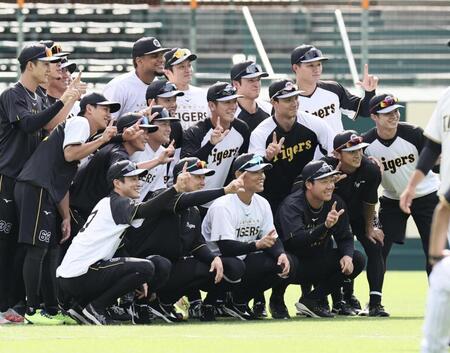 　練習前、ナインと写真を撮る原口（撮影・田中太一）