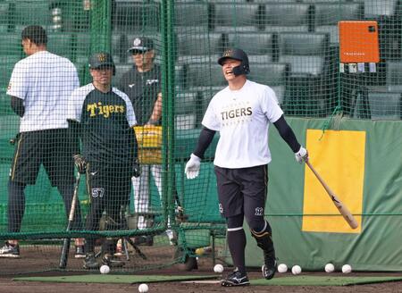 　フリー打撃を終えて笑顔を見せる原口（撮影・立川洋一郎）