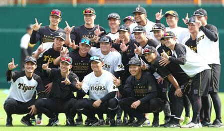 　阪神ナインとポーズを決める原口（手前左から３人目）＝撮影・北村雅宏