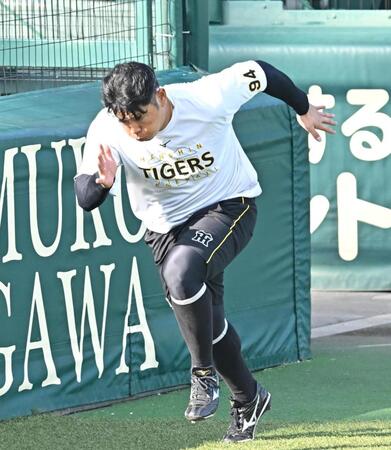 　ダッシュを繰り返す原口（撮影・西田忠信）