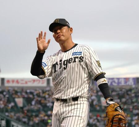 【写真】最後は欠かせないポジション　選手の輪の中に阪神・原口