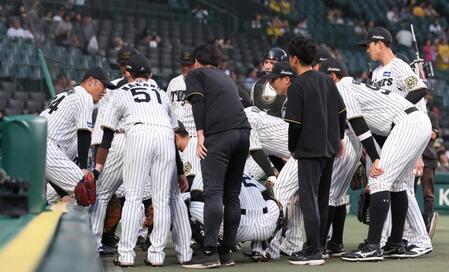 　試合前の円陣で声を出す原口（左端）＝撮影・北村雅宏