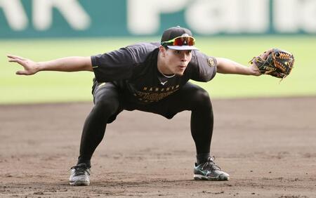 　守備練習をする佐藤輝（撮影・田中太一）