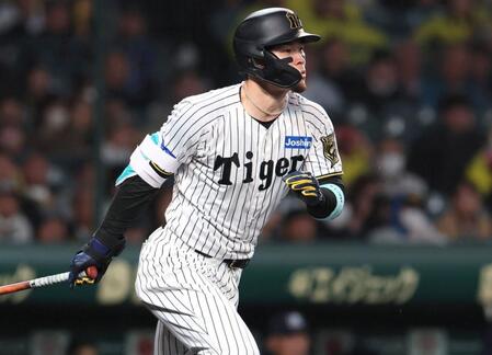 【写真】やっちまった…ヤクルト・青柳の顔が引きつる阪神・佐藤輝の一撃