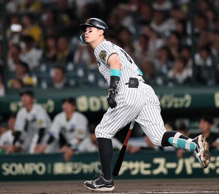 　１回、先制犠飛を放つ佐藤輝（撮影・田中太一）