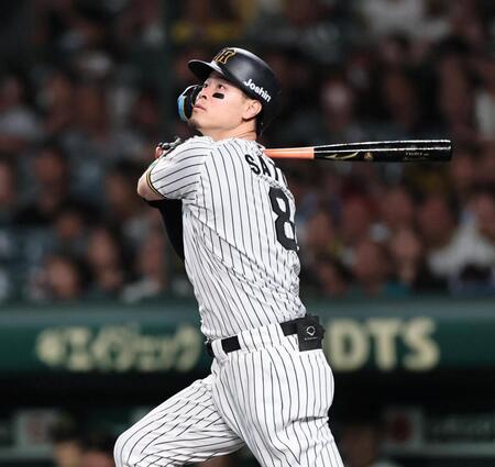 　１回、先制犠飛を放つ佐藤輝（撮影・田中太一）