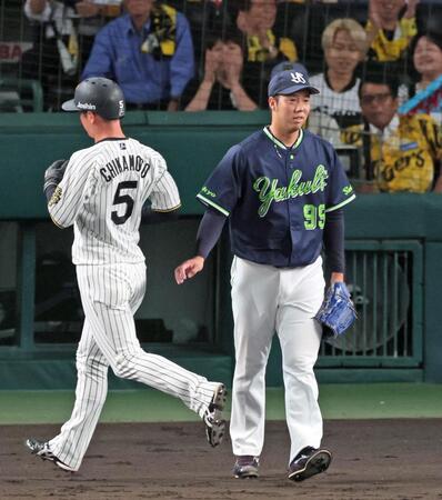 　１回、佐藤輝の左犠飛で先制点を許す青柳。左は生還した近本（撮影・立川洋一郎）
