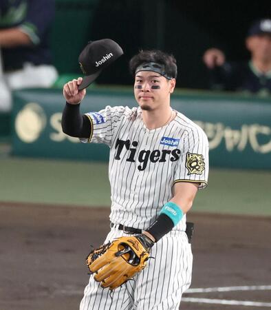 　２回表の守備に就き、スタンからの「テルコール」に応える佐藤輝（撮影・立川洋一郎）