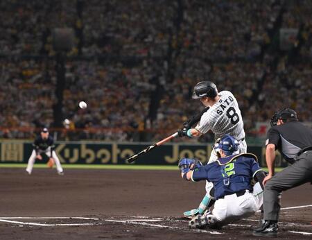 　１回、先制犠飛を放つ佐藤輝（撮影・西田忠信）