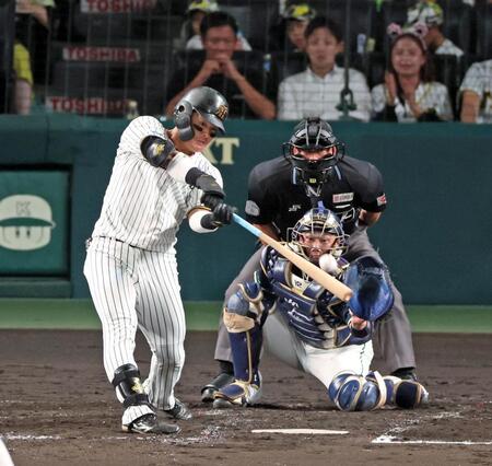 　３回、右中間スタンドへ３ランを放つ前川（撮影・立川洋一郎）