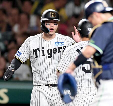 　３回、３ランを放った前川を迎える佐藤輝（撮影・田中太一）