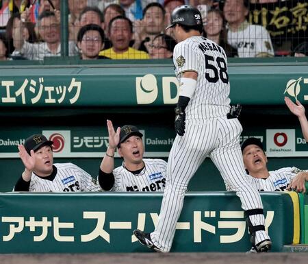　３回、３ランを放った前川を迎える藤川監督（中央）＝撮影・田中太一