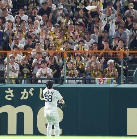 　２回、太田のフライをキャッチしてスリーアウト。捕球したボールをスタンドへ投げ入れる前川（撮影・北村雅宏）