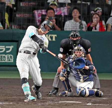 　５回、右翼スタンドへ４０号２ランを放つ佐藤輝（撮影・立川洋一郎）