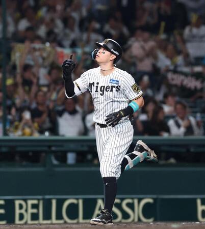 　５回、２ランを放ち、天を指さす佐藤輝（撮影・北村雅宏）