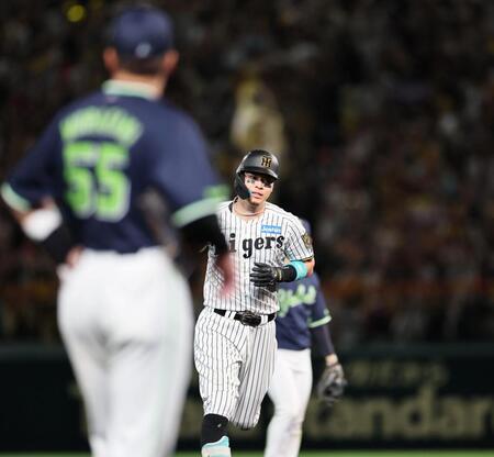 　５回、２ランを放ちダイヤモンドを回る佐藤輝（撮影・田中太一）