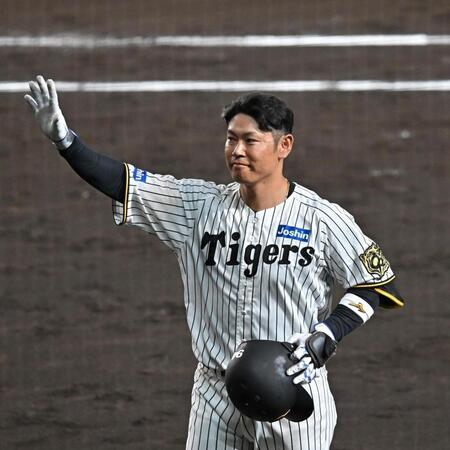 【写真】思いがあふれだしてる　目を赤くさせながら最後の打席へ向かう阪神・原口