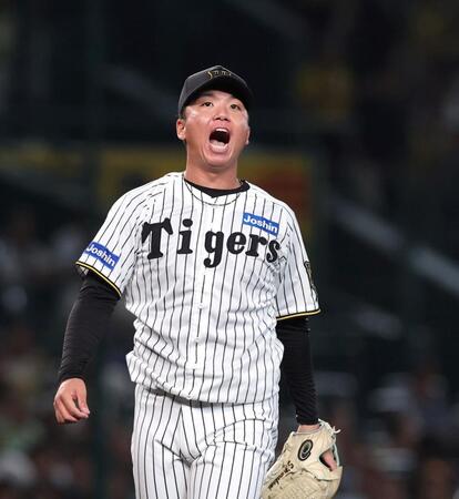 　２回、オスナを空振り三振に仕留め、雄たけびを上げる村上（撮影・北村雅宏）