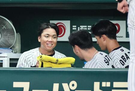 　３回、青柳から３個目の三振を奪った村上はベンチで笑顔を見せる（撮影・田中太一）