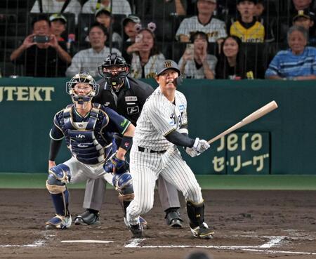 　７回、中飛を打ち上げる代打・原口（撮影・立川洋一郎）
