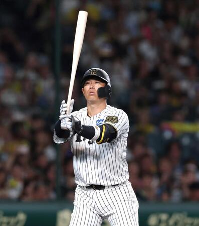 　７回、代打で打席に立つ原口（撮影・北村雅宏）