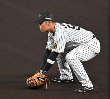 　８回表から一塁の守備に就く原口（撮影・西田忠信）