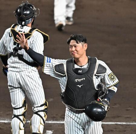 　９回の交代時、スタンドの声援に応える原口（撮影・西田忠信）