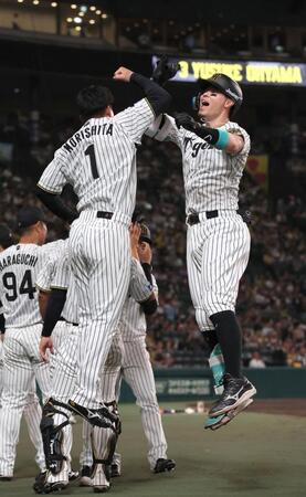 　５回、２ランを放ち、森下とタッチを交わす佐藤輝（右）＝撮影・北村雅宏