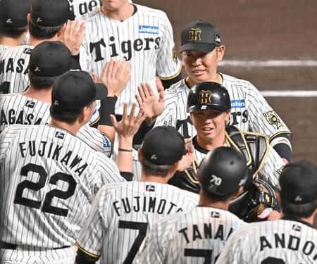 　勝利後、藤川監督（２２）とタッチを交わす原口（撮影・西田忠信）