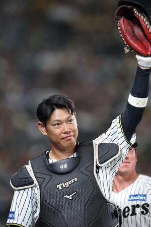 　９回、捕手を務め、ファンの声援に応える原口（撮影・北村雅宏）