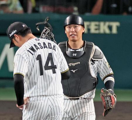 　９回、マウンドの岩貞（左）のもとに向かう捕手・原口（撮影・立川洋一郎）