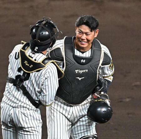 　交代時、梅野（左）と言葉を交わす原口（撮影・西田忠信）