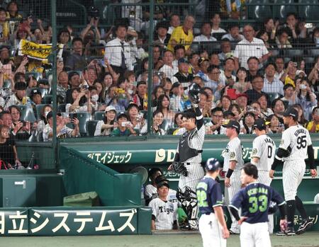　９回、交代となりスタンドのファンに手を振ってベンチへ下がる捕手・原口（撮影・立川洋一郎）