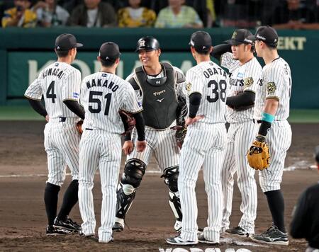 　９回、交代となってマウンドに集まりナインに笑顔を見せる捕手・原口（中央）＝撮影・立川洋一郎