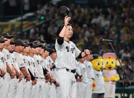 　シーズン終了のあいさつをする藤川監督（撮影・田中太一）