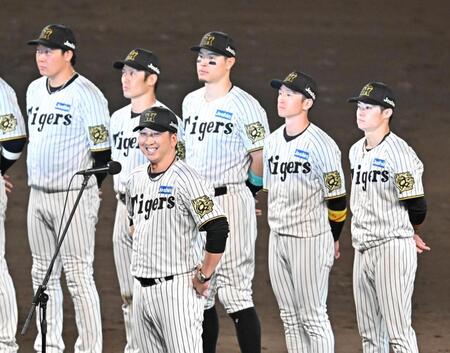 　試合後、ファンにあいさつする藤川監督（手前）＝撮影・西田忠信