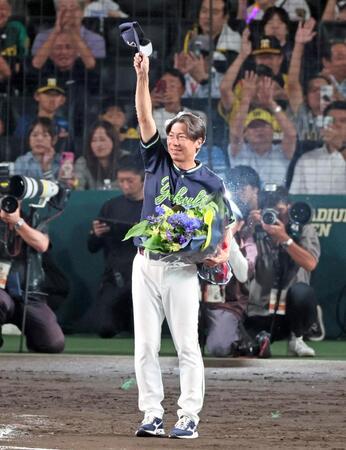 　花束を受け取りライトスタンドの阪神ファンへ手を振る高津監督（撮影・立川洋一郎）