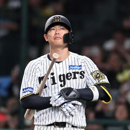 　７回、目を赤くさせながら、打席へ向かう原口（撮影・田中太一）