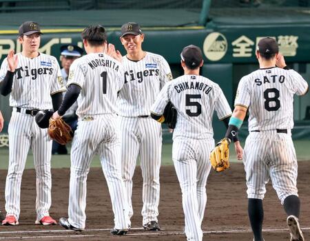 　ナインを出迎え勝利のタッチを交わす原口（中央）＝撮影・立川洋一郎