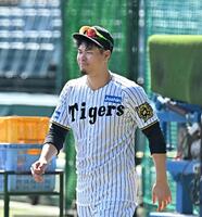 　練習後に穏やかな表情を見せる佐藤輝（撮影・西田忠信）