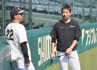 　藤川監督と話をする岩崎（撮影・田中太一）