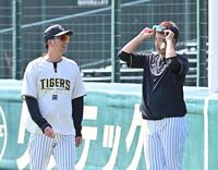 　岩崎（右）に声をかける藤川監督（撮影・西田忠信）