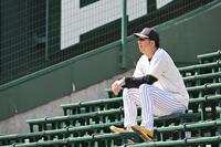 　スタンドで練習を見る藤川監督（撮影・西田忠信）